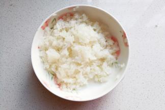 再把萝卜丝切成末备用；