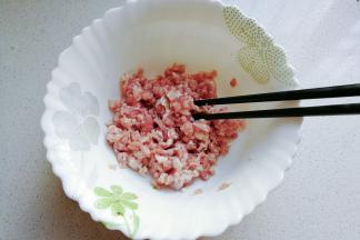 猪前腿肉适量剁成肉末，调入少许盐和料酒拌均匀放一旁备用；