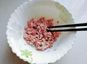 猪前腿肉适量剁成肉末，调入少许盐和料酒拌均匀放一旁备用；