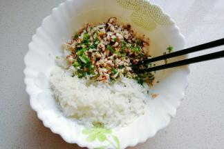 接着将萝卜末，葱末，香菇末全都放入肉末中；