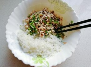 接着将萝卜末，葱末，香菇末全都放入肉末中；