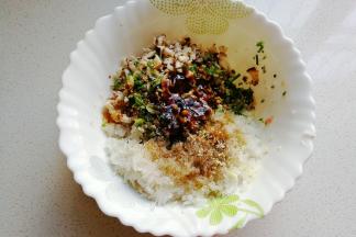 再调入适量盐，胡椒，鸡精，生抽，香油；