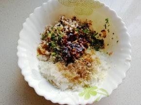 再调入适量盐，胡椒，鸡精，生抽，香油；