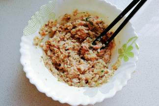 然后翻拌均匀，用筷子顺着一个方向搅打上劲，香菇肉馅就做好啦；