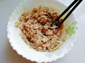 然后翻拌均匀，用筷子顺着一个方向搅打上劲，香菇肉馅就做好啦；