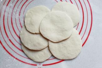 将静置好的小面团擀成中间厚四周薄的圆面皮；