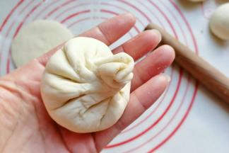 接着像包包子一样捏皱折捏起来，所不同的是皱折要捏稀疏一点，捏的时候尽量把面皮向上提拉，形成一个小揪揪，再把小揪揪捏紧就是香菇蒂啦；