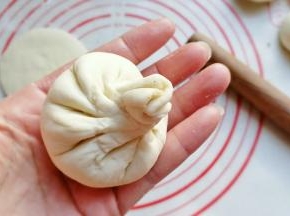 接着像包包子一样捏皱折捏起来，所不同的是皱折要捏稀疏一点，捏的时候尽量把面皮向上提拉，形成一个小揪揪，再把小揪揪捏紧就是香菇蒂啦；