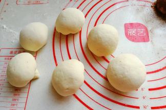 依次做好所有的蘑菇包；