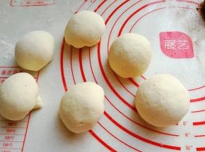依次做好所有的蘑菇包；
