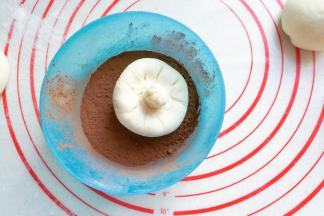 然后放入可可粉中滚上一圈可可粉；