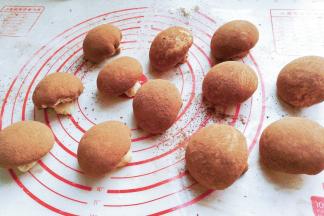 依次将所有的蘑菇包滚上可可粉，这样就成香菇肉包啦；