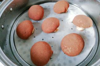 最后将香菇肉包放入蒸锅中，再静置10~15分钟，然后大火烧开后蒸20分钟左右关火虚蒸4~5即可。