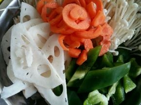 藕切片，青椒切块，胡萝卜整个造型，也可以直接切片，金针菇去掉根部散开。