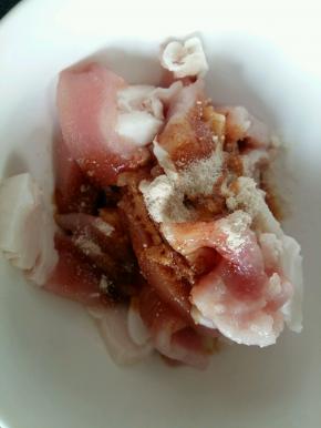 肥瘦猪肉切片，倒入鸡粉，一勺生抽腌制几分钟。