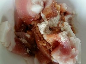 肥瘦猪肉切片，倒入鸡粉，一勺生抽腌制几分钟。