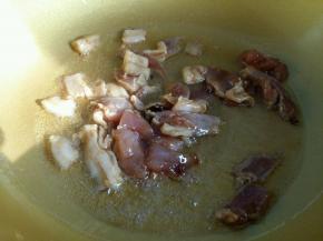 热锅凉油，放入花椒八角小火炒出香味，倒入腌制好的猪肉翻炒。