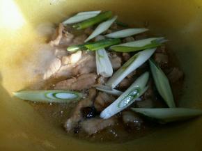 猪肉翻炒完全变色后放入葱段。