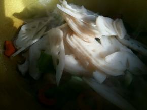 倒入藕片翻炒。