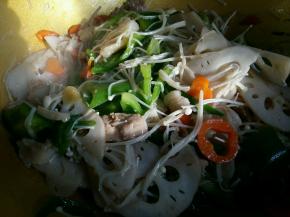 所有的蔬菜翻炒均匀，倒入一勺生抽，半勺老抽。