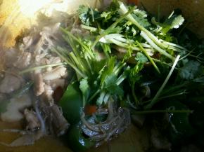 临出锅放入少许盐调味，倒入香菜段，翻炒均匀即可出锅。