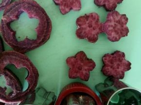 把紫薯切片，用模具压出花朵的形状。