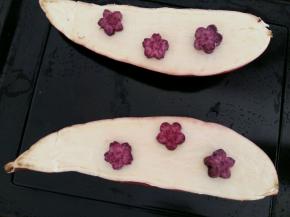 把紫薯花朵放在切开的白薯上面。