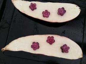 把紫薯花朵放在切开的白薯上面。