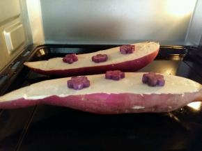 白薯放进烤箱。