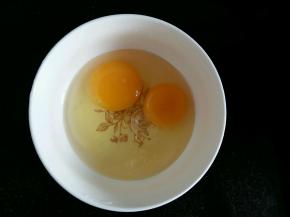 鸡蛋两个。