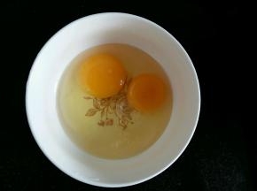 鸡蛋两个。