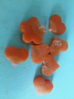 胡萝卜切片。用模具刻出形状。