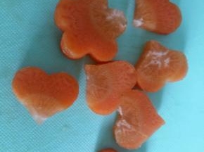 胡萝卜切片。用模具刻出形状。