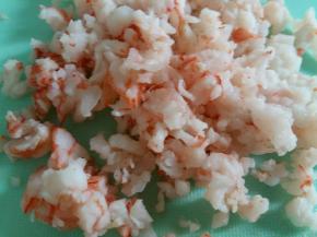 虾煮熟后去皮切碎。