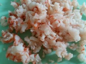 虾煮熟后去皮切碎。