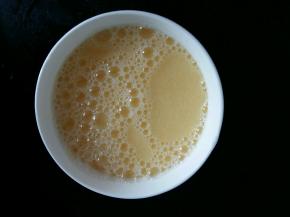 倒入2倍蛋液的温水，加入少许盐，搅拌均匀。