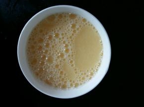 倒入2倍蛋液的温水，加入少许盐，搅拌均匀。