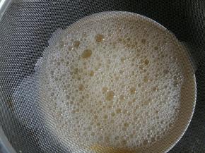 过筛两次。这样做出的蛋羹细腻嫩滑