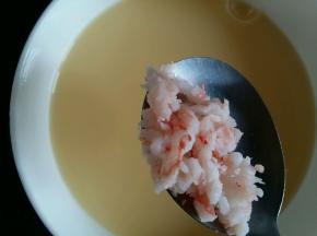 虾沫轻轻的放入蛋液中。