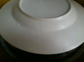 放入蒸锅中，碗上面盖一个盘子。这样做出的蛋羹不会有网眼。水开后中小火蒸10分钟，然后打开锅盖把胡萝卜放上去，在盖上盘子和盖子蒸5分钟即可。