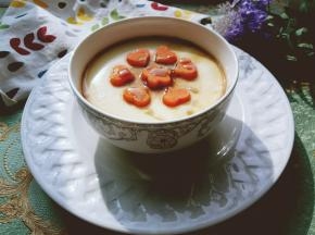 胡萝卜也可以用水煮熟，吃的时候放在蛋羹上面装饰。吃的时候淋上少许香油。特别鲜嫩。