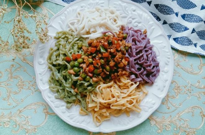 彩色手工炸酱面