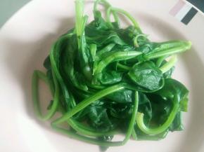 菠菜焯熟捞出来。