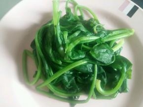 菠菜焯熟捞出来。