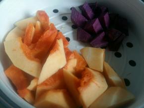 紫薯和南瓜去皮上锅蒸15分钟。蒸熟为止。