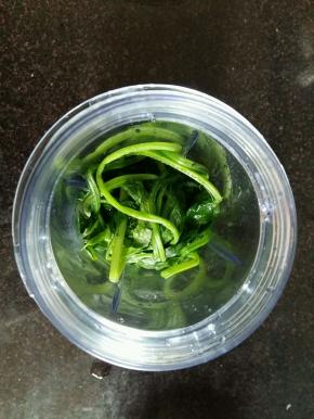 菠菜放入料理机，加入少许水，打成菠菜泥。