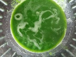 菠菜泥过滤一下得到漂亮的菠菜汁，颜色很漂亮。