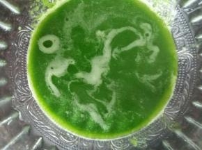 菠菜泥过滤一下得到漂亮的菠菜汁，颜色很漂亮。