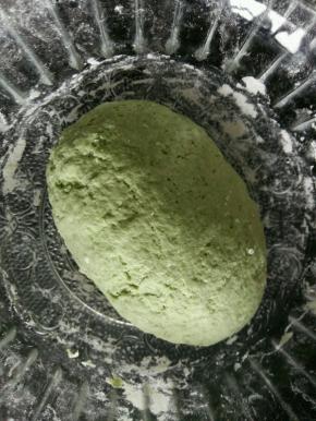 菠菜汁中加入面粉，揉成面团。