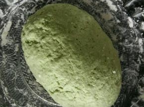 菠菜汁中加入面粉，揉成面团。